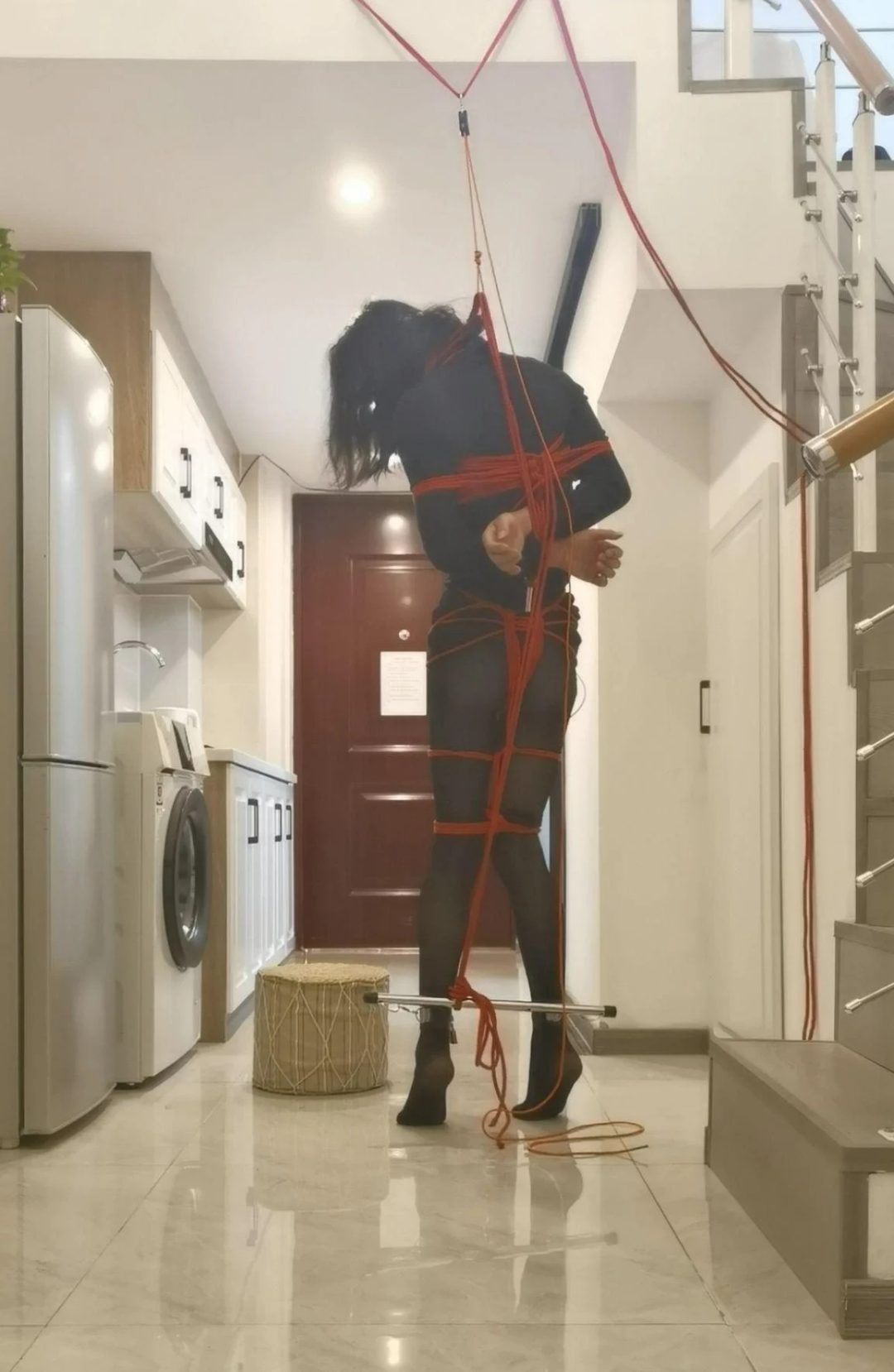 垫脚吊脖钢构电击罚站自缚-1