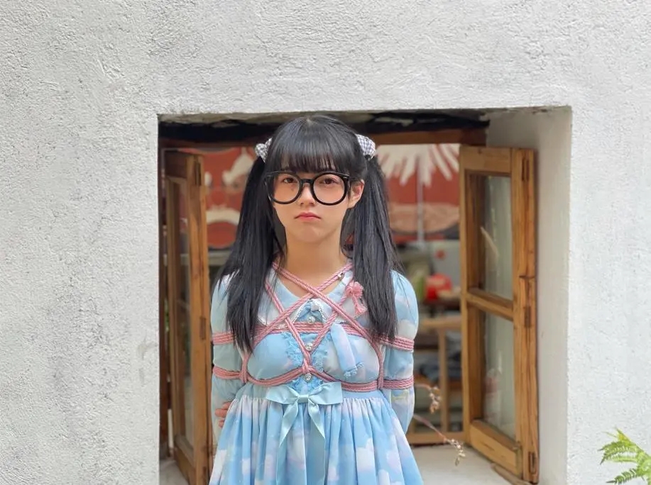 双马尾lo娘茶茶の户外裸足驷马写生TK放置-4