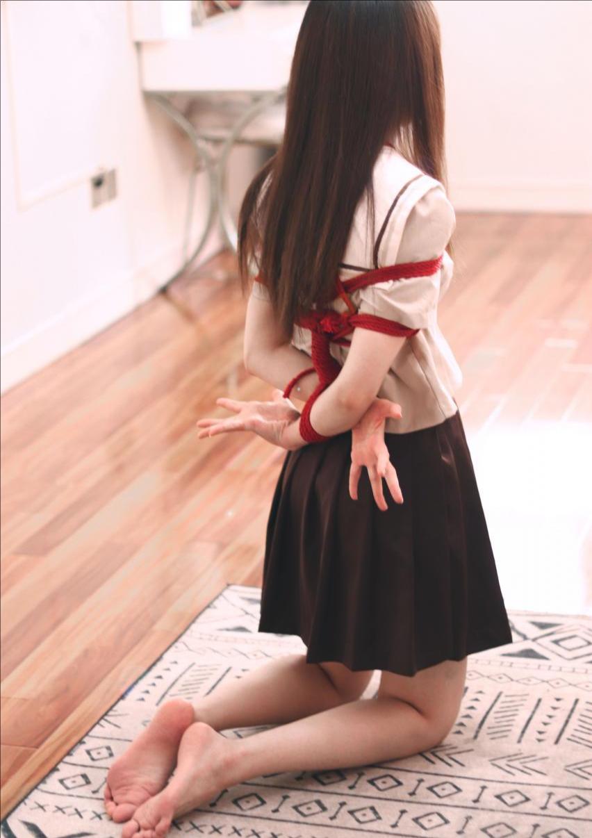 萝莉学妹草莓的单腿吊体验-6