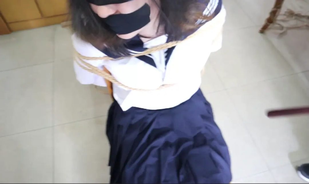 【缚予】X【荷仙少女】联动！小雨+阿玥双人椅子连缚+严厉抽打+挠痒摸胸，耳光、胸、屁股、大腿一样不落，俩主人还坏坏地和小m们玩起了游戏..-5