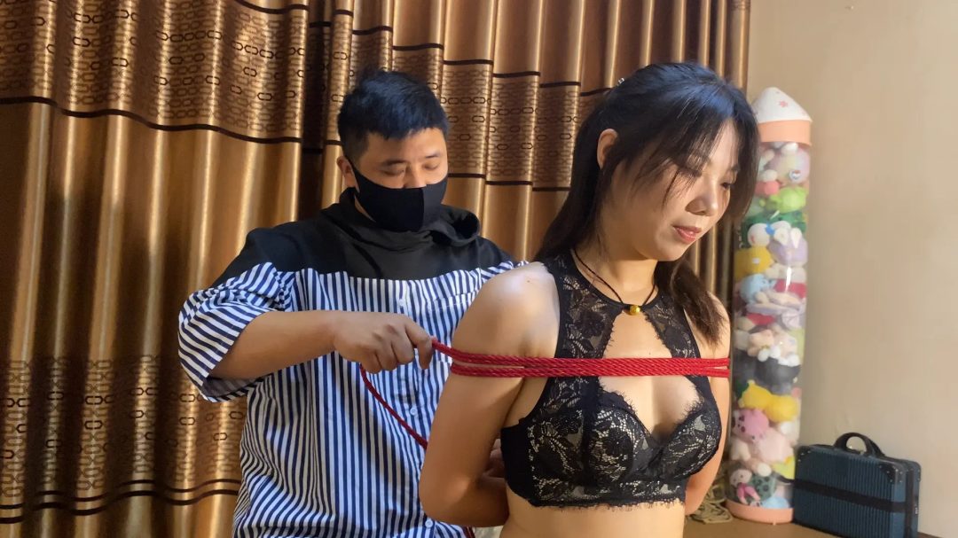 真实女教师夏可倒吊羞辱-3