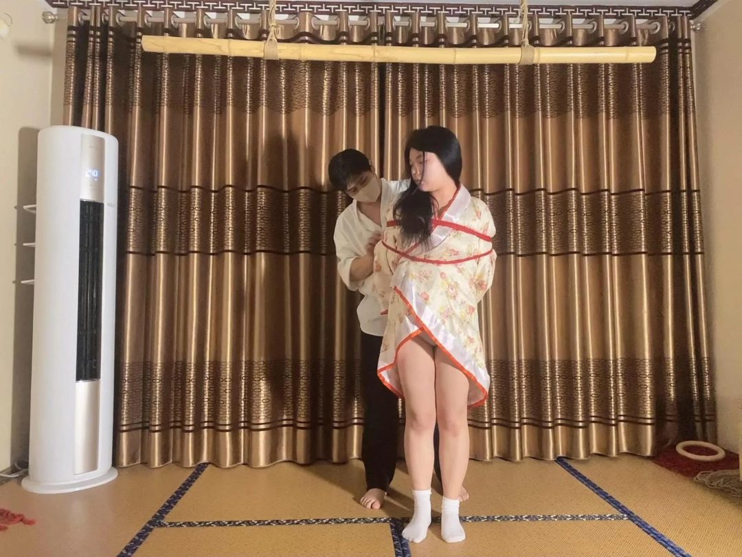 紫薇不甘心只是一个模特·，继续不断地勾引男绳师，绳师并不上勾，绑起来玩弄她，单脚吊，sp-6