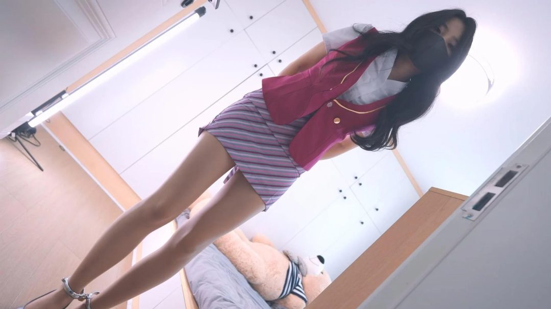 《美女空姐劫持记2》字幕版 被变态司机以视频做威胁逼迫玩一场无法获胜的游戏，游戏过程中却还要被强行玩弄，一边舒服一边呜呜叫，输了还要被绑成K9爬行，跳淡+狗链+手撕丝袜+手铐+脚铐-5