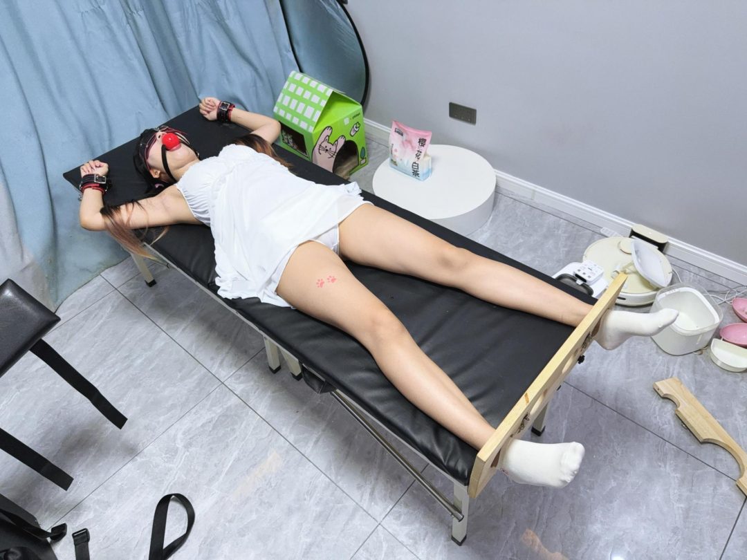 电击极乐（上）-刑床篇-电击、5.5cm超大口球干呕、大字固定、运动鞋-船袜-裸足，震到叫爸爸~-3