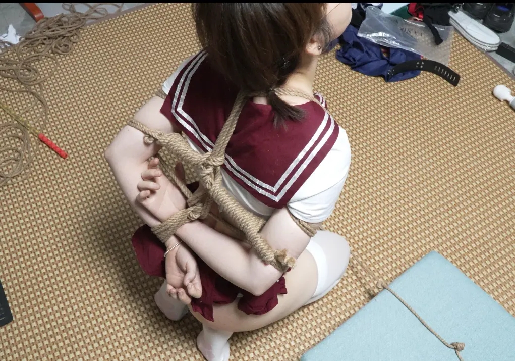 超漂亮“萝莉姐姐”中场喝水与跪地“休息”小剧场~婉儿在拍作品中间休息的时候也是要被绑着的哦，小抖M就是要被这样对待的呢-6