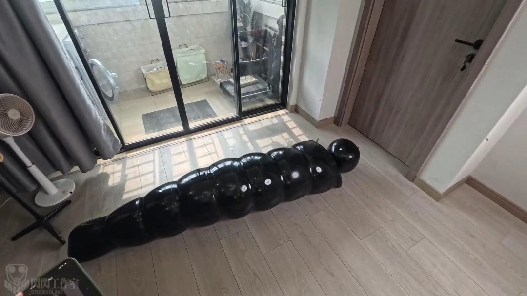 勇闯少女的闺房，看看仿真娃娃成为填充物如何被圈养，装入充气睡袋放置-10