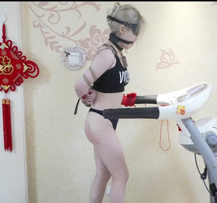 戴脚镣跑步机强制运动+SP打屁屁+口球口水直流，被绑着在跑步机上运动的同时还得专注脚下不能绊倒，这种情况下被怎么蹂躏都没法反抗呢~-3