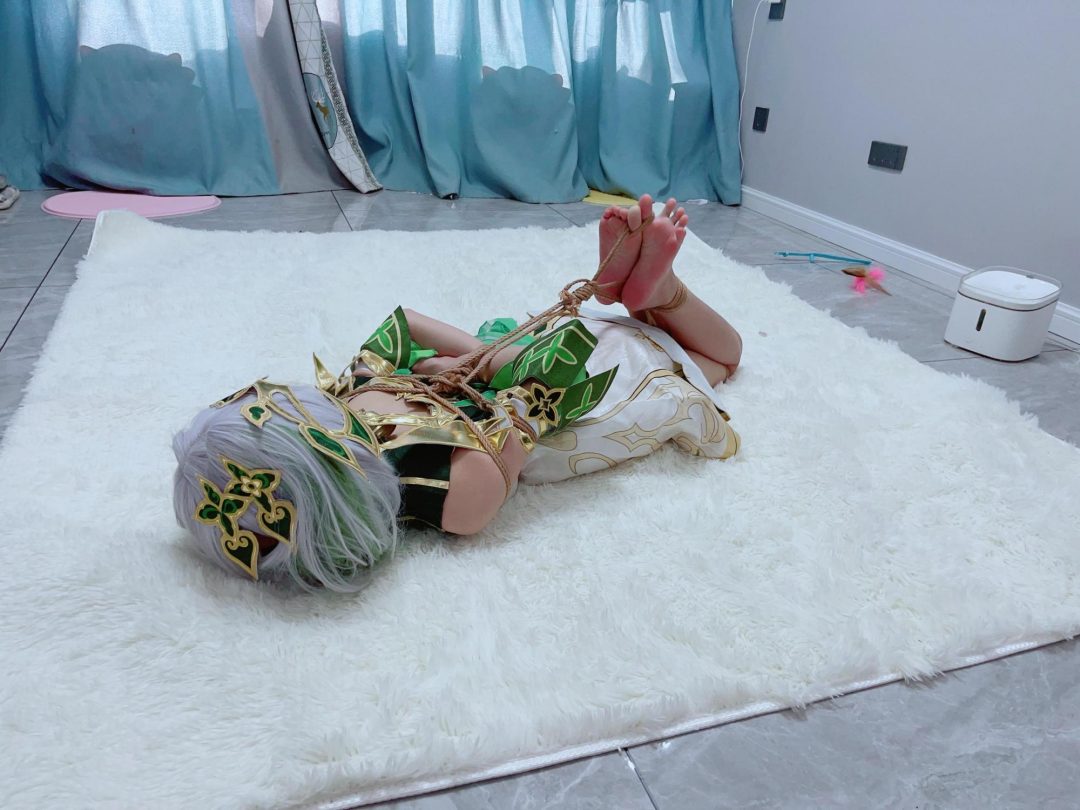 小草神の裸足驷马电击tk-足底处刑，带电火花的超硬核电击！视觉效果超棒！脚心电的通红-3