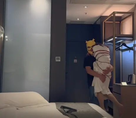 皮卡丘戏弄楚楚可怜的美艳少妇（2）-1