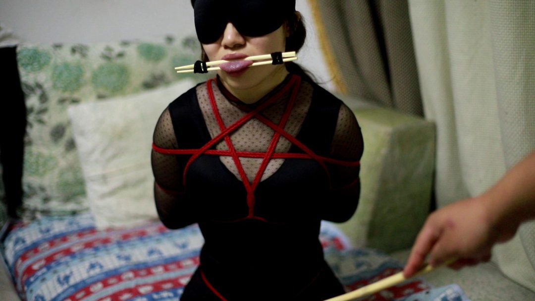 青柠的小身姿穿着黑色全身衣服，上半身被五角星缚，下半身被M腿缚，穿着股绳-4
