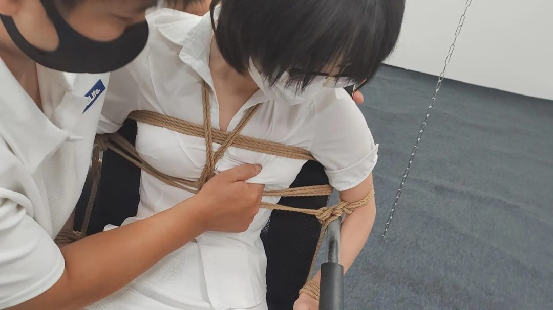 女生被绑在椅子上，无法动弹，挠痒揉捏。娇喘连连，声音让人控制不住自己-2