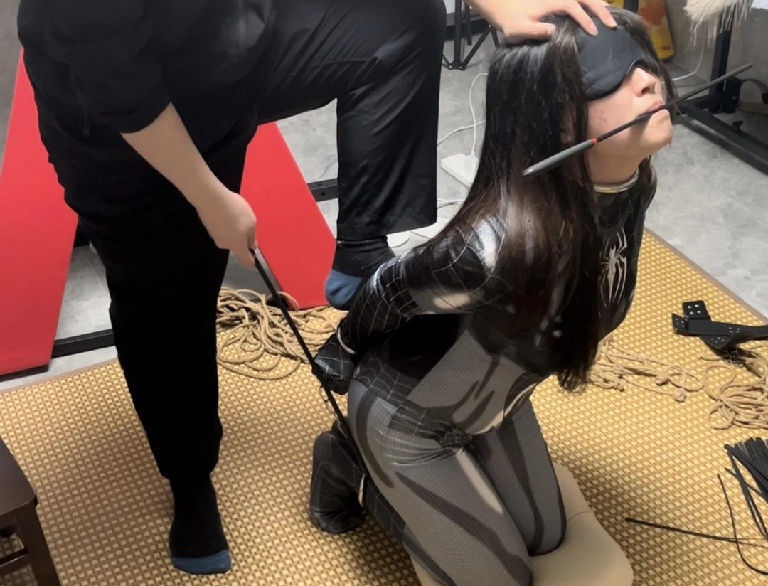 cosplay调教系列之木古小蜘蛛铁链定时锁自缚1小时整+抽打羞辱调教！-1