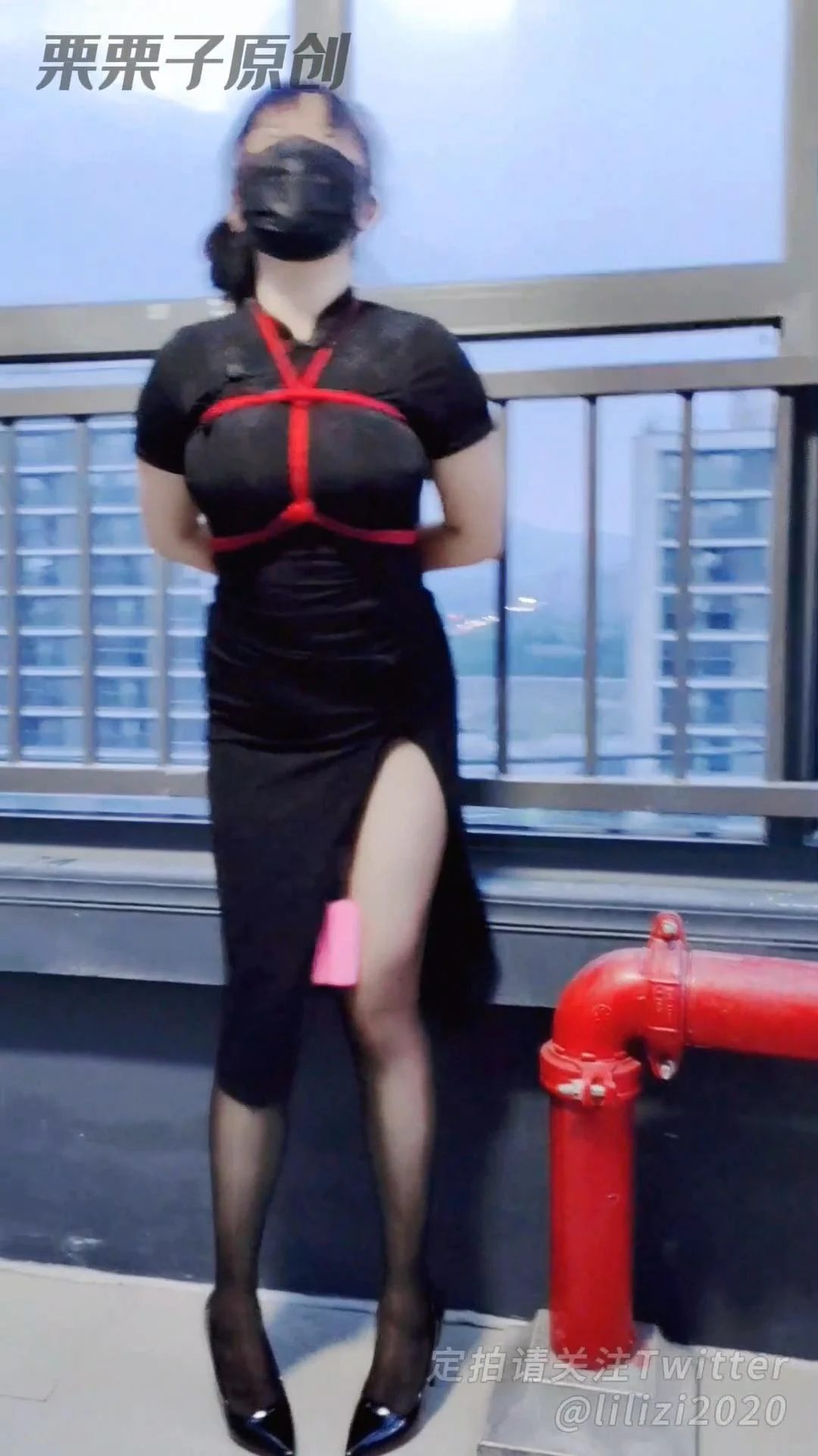 《少女户外调教合集2》户外、户外失禁、调教、楼梯间失禁、天台束缚调教、书店捆绑调教、旗袍、女仆、黑丝、白丝-6