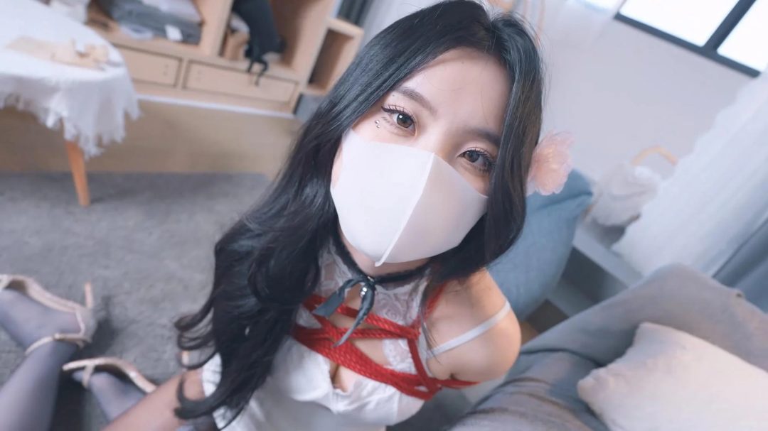 《被驯服的美艳少妇》下 淫荡少妇M腿，深喉调教，桌子开腿，腿一张一合迎合调教，最后放在卧室门后拴上狗链-1