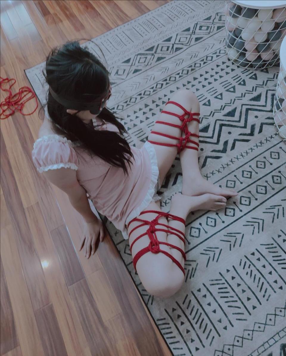 长腿少女的两难困境紧缚放置体验——脚尖与胳膊，必须有一个要受苦，怎么办？-1