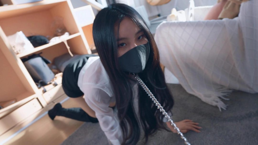 【悠米定拍】《OL的游戏2》上司被下属发现，强制抱住双腿分开玩起，绑起来戴着项圈走绳直到绳结完全陷入，玩累了就牵着在地上爬-2