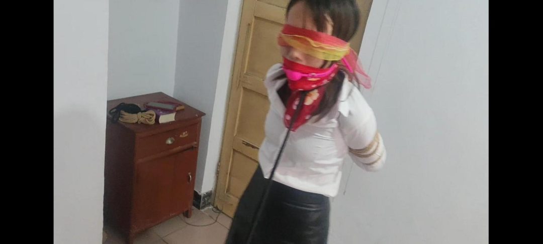 剧情：女技师落入圈套（丝巾堵嘴，蒙眼，绑好牵着走）-5