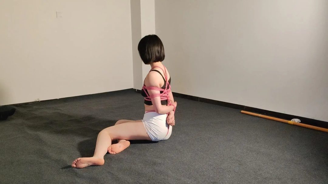 十八岁女高拍摄不一样的私房照片，两个人的前戏让人面红羞涩-1
