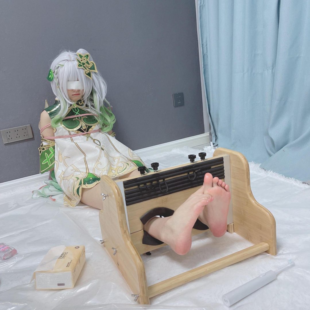 小草神纳西妲的足底挑战2-惩罚篇（白嫩裸足tk 各种道具痒到发狂挣脱）-1
