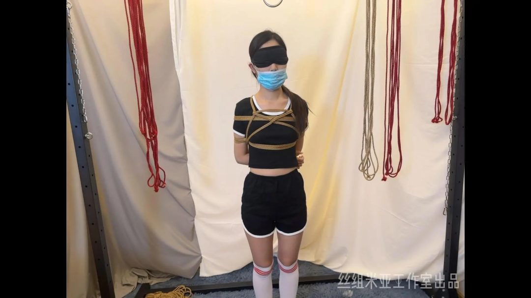 黑色体操服女孩体验捆绑，单腿吊缚，坐姿，最后却爱上了-1