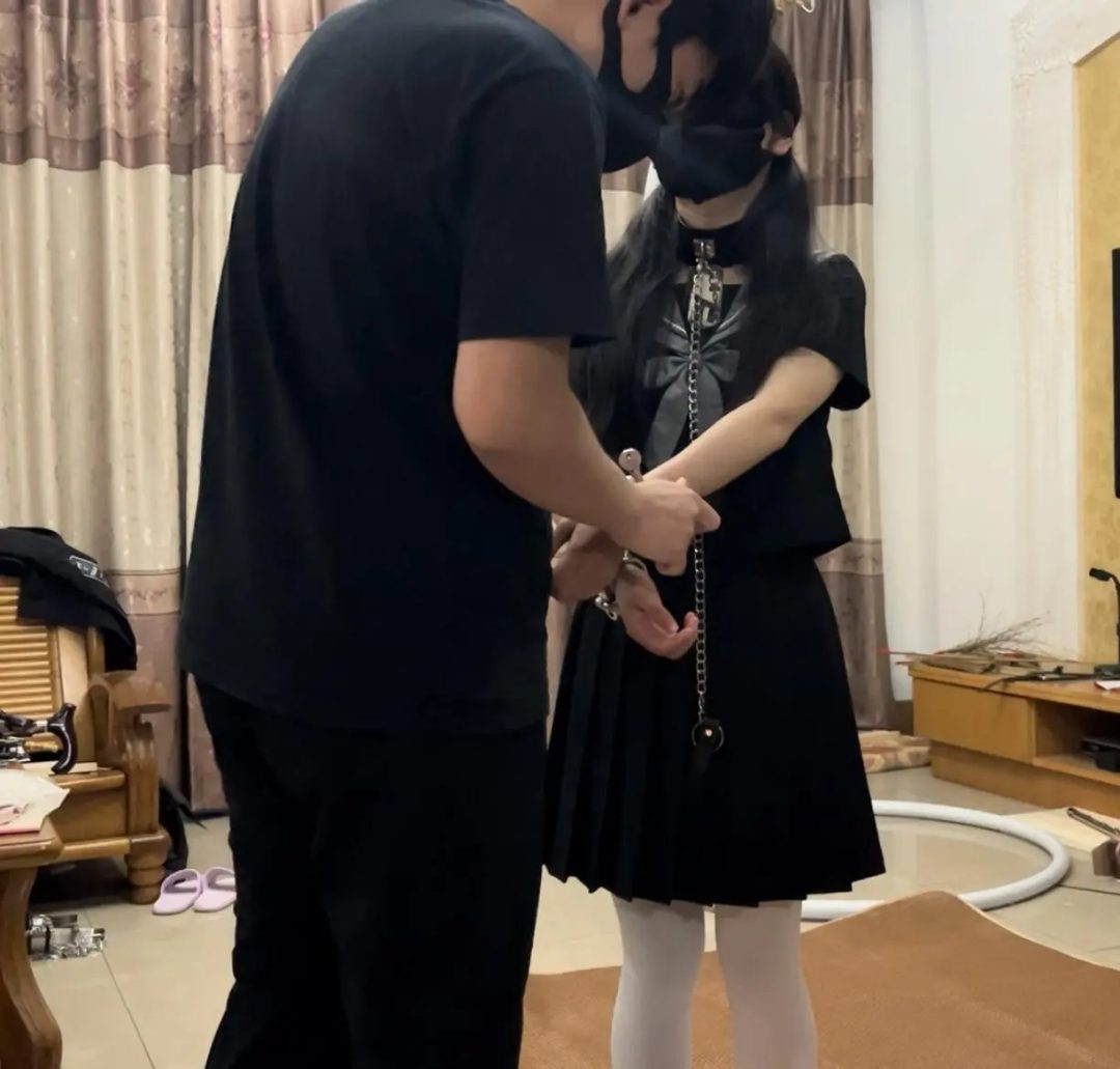 线下真实调教之新m初雪水手服白丝JK训狗调教！狗姿训练+牵引踩踏羞辱+挠脚TK+SP耳光，项圈镣铐戴上，狠狠挠脚心敢乱动就手指弹下边，内八自己掀开裙子的姿势羞不羞耻呢，跪好屁股撅起来，真是只可爱的狗子-12