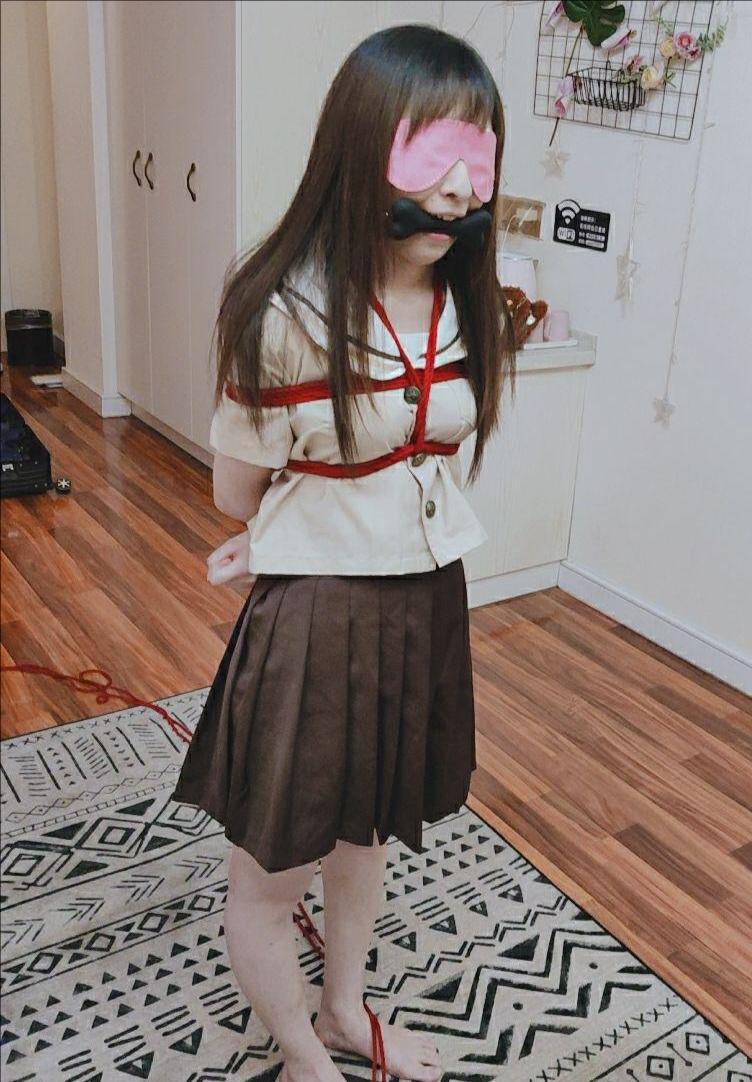 萝莉学妹草莓的单腿吊体验-4
