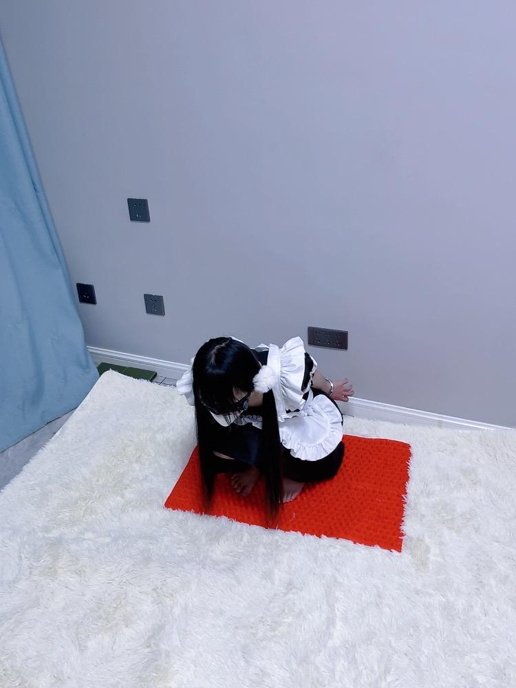 茶茶女囚体验5-体罚系列！多层严密堵嘴+带重镣在指压板上深蹲、罚站。折磨娇嫩脚底，疼的小脚颤抖~-8