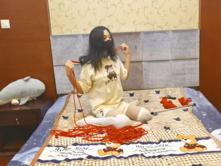 强制分腿下趴后手自缚-4