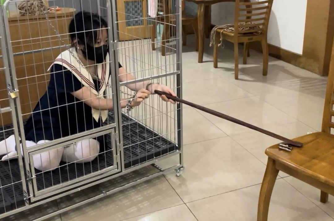 调教师日记之特殊少女改造记》-2，笼子关押+白丝，乖乖女学生小X被锁着手脚睡觉，醒来后在感觉到刺激和满足的同时也有些累和厌倦，于是计划逃离这里，但是她能否成功呢，失败的代价又是什么呢...-4
