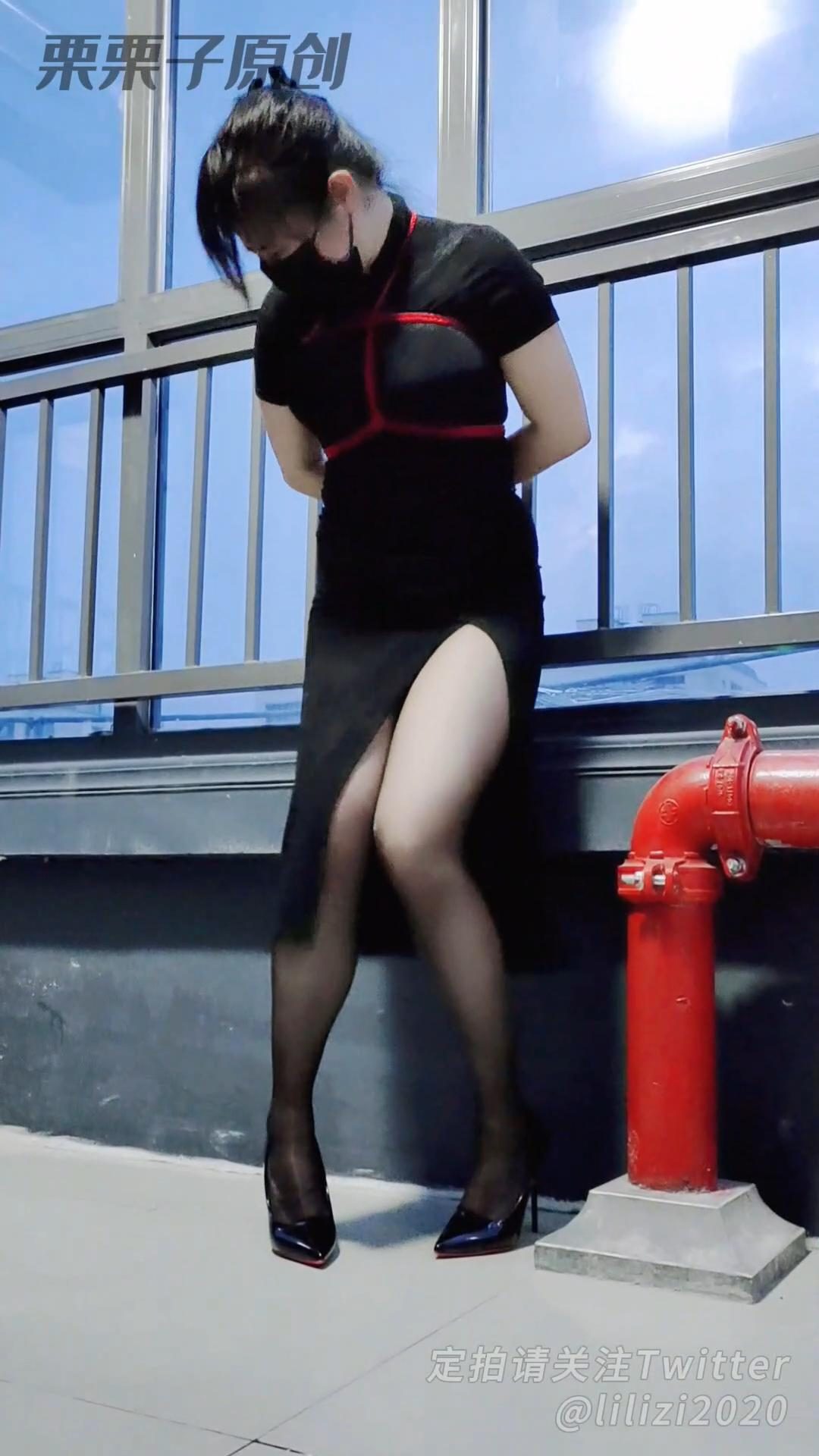 《沦为玩具的旗袍少女01》天台束缚、户外，旗袍少女羞耻调教、胸缚、蟹腿缚、高跟鞋、黑丝-5