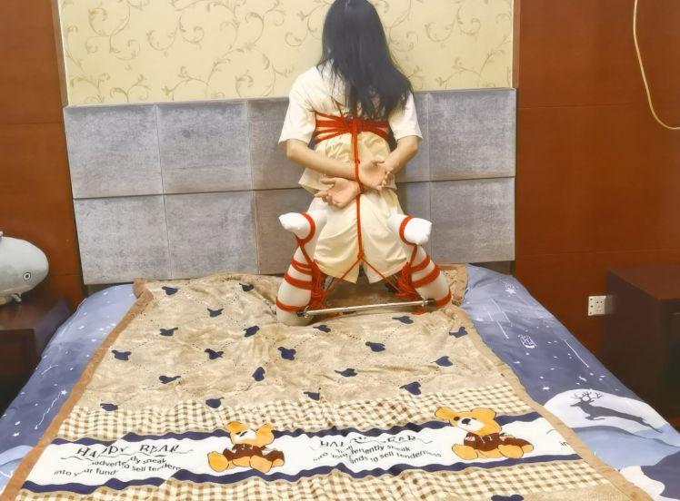 强制分腿下趴后手自缚-6