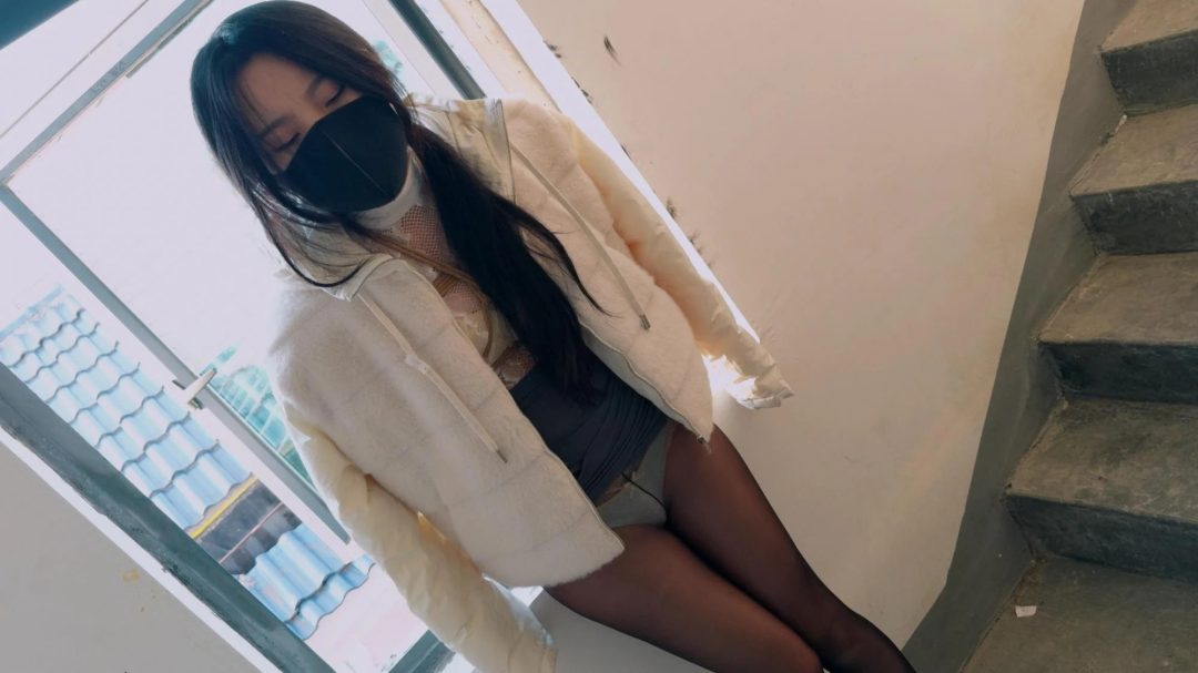 《被驯服的美艳少妇4》给少妇派发的室外任务+呼吸限制游戏+口球塞进嘴里+丝袜全包+二次胶带缠绕+黏性胶带最后封鼻+M腿-6
