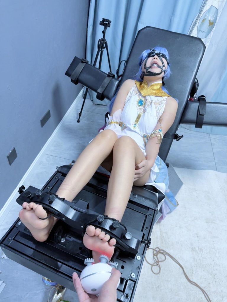 【咕cos】冬儿地狱败北记（下）-痒刑床完结篇 脚心痒责、金属口球、鼻钩抬头、羞耻蹲-3