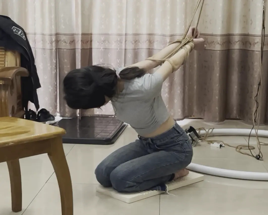 线下真实调教之皮皮反手吊缚跪坐搓衣板踩踏惩罚，皮皮来之前摔了一跤膝盖本来就磕到了，结果还要跪坐在搓衣板上，反绑吊缚更是痛苦，结果还要被主人踩踏，主人一压就更疼了，还要被打屁屁...-6