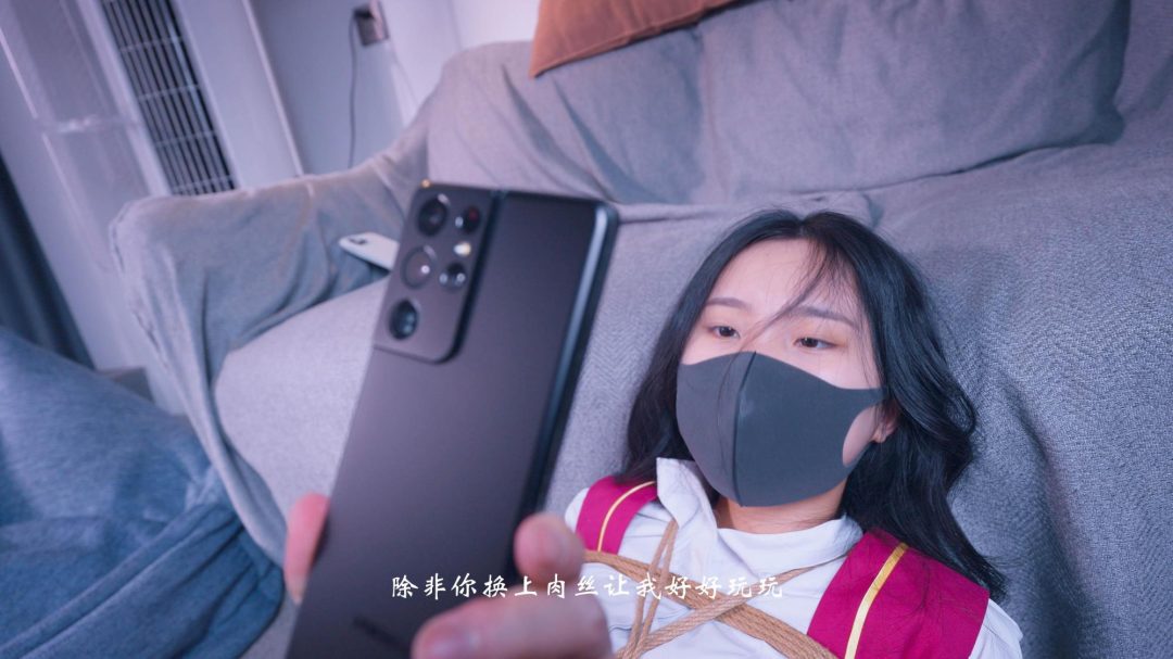 《美女空姐劫持记3》字幕版 空姐给领导送文件，被猥琐上司捆绑强行玩弄丝足丝腿、夹腿摩擦并拍下照片，被威胁后迫于无奈换上新丝袜被再次玩弄到哭！-9