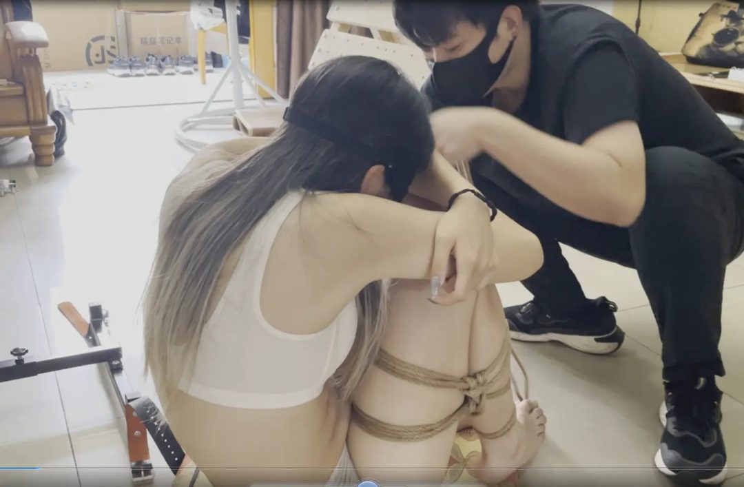 线下真实调教之墨依M分腿缚+三角木马+口球折磨！五花大绑+M字分腿缚+三角木马放置+口球+项圈强制抬头，分腿缚加上三角木马可以说是三角木马惩罚里最严厉的了，中间还有小插曲被主人抱起没抱稳摔一跤...-7