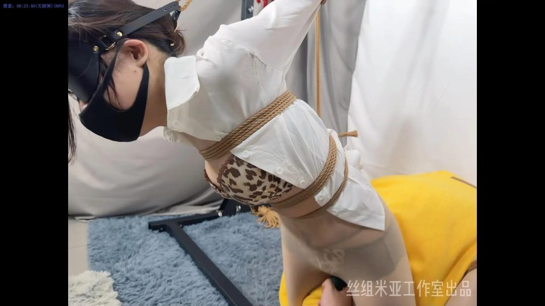 JK少女绳艺调教，被脱去裙子，扯开上衣-9