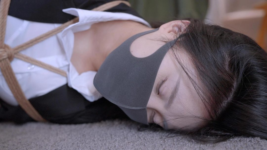 【悠米定拍】《女白领的危机1》女白领被（BT邻居尾随迷晕），（超痛跪吊缚和麻花腿折磨）（股绳拉扯下_体由痛转享受），（假阳具狂抽蜜嘴流口水）最后被驯化成BT邻居女奴。-6