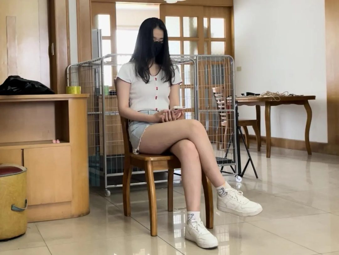 客户定拍调教之超漂亮新m阿然牛仔裤各类羞耻调教惩罚，小m阿然磕头请安+三跪九叩+踩脸踩头踩踏+口叼工具+跪爬倒水+钻胯+散鞭抽打+捏腿按摩+扇耳光，羞辱又难受，但是m属性很强的阿然好像非常享受...-20