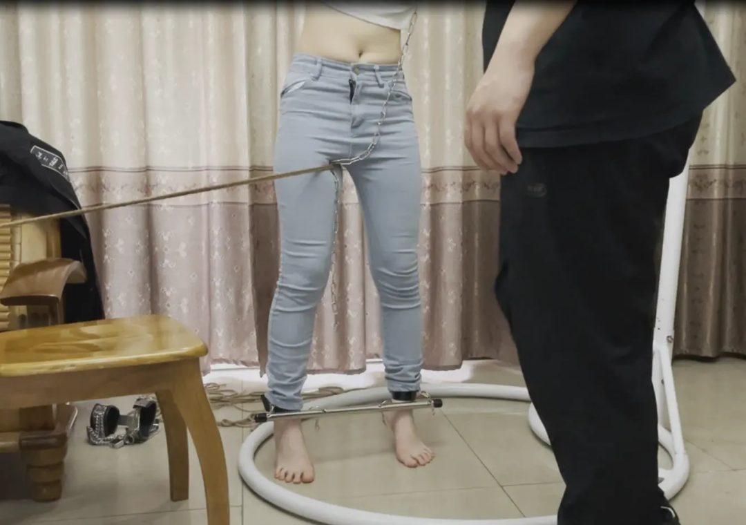 线下真实调教之股绳走绳+分腿拷+踮脚+前手吊缚+单脚吊打屁股，小可穿牛仔裤自己戴上手铐自缚，然后被主人吊起来并且保持踮脚，再戴上分腿拷，用股绳穿过下面狠狠勒住固定在一边不断挣扎，结尾彩蛋是自己变成单脚-3
