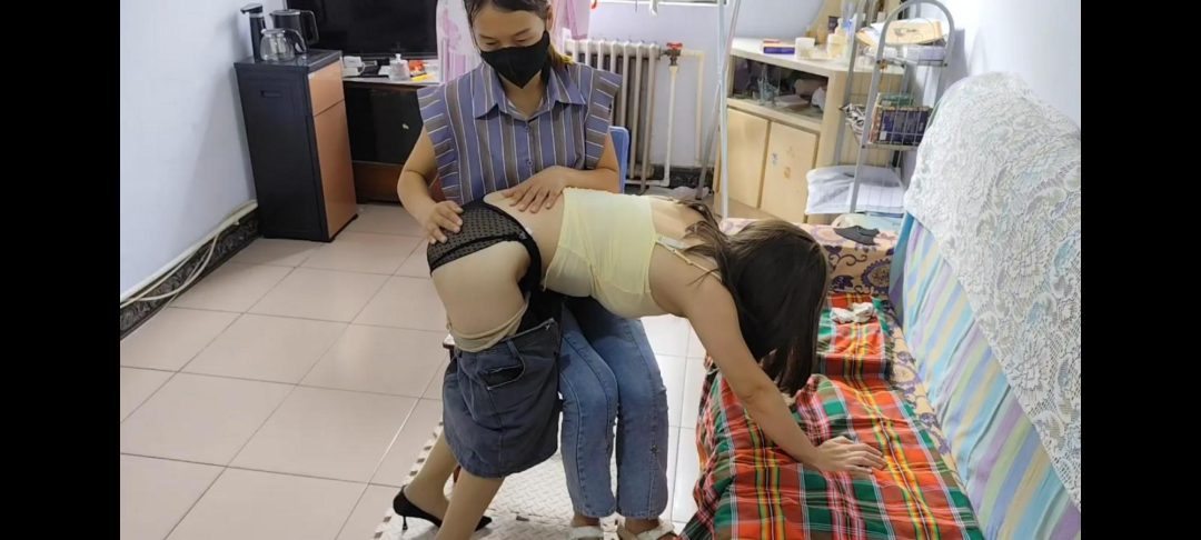 闺蜜游戏（上门送货，被迫遭遇打pp）-2