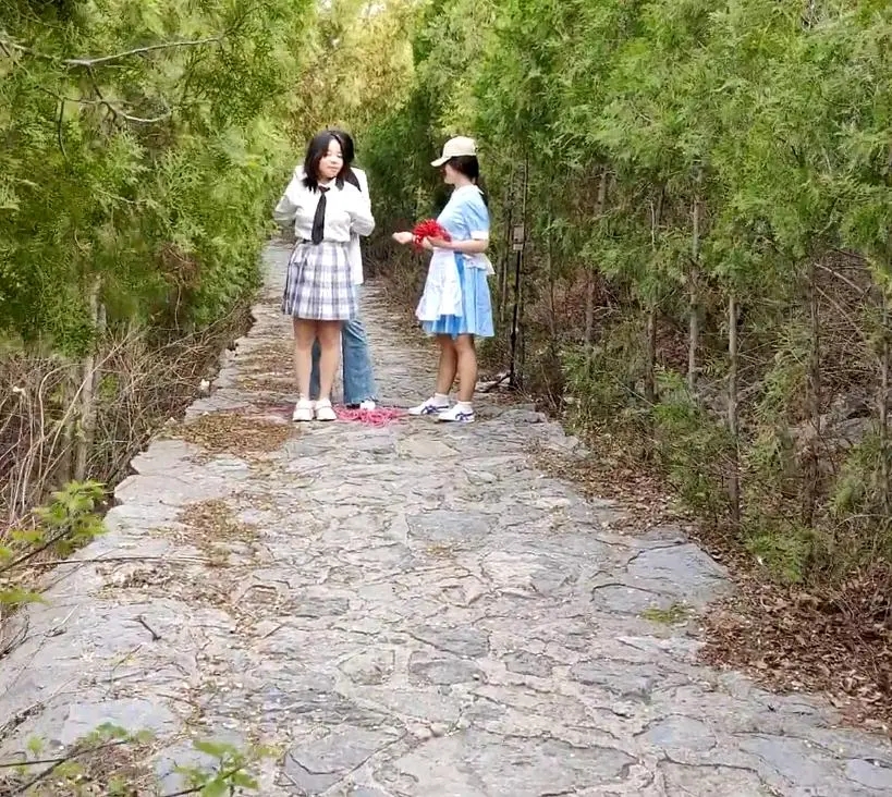 体验捆绑的女孩户外做任务-3