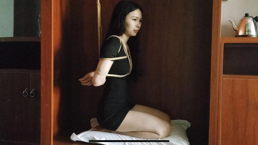 蓝羽柜子里的女孩-1