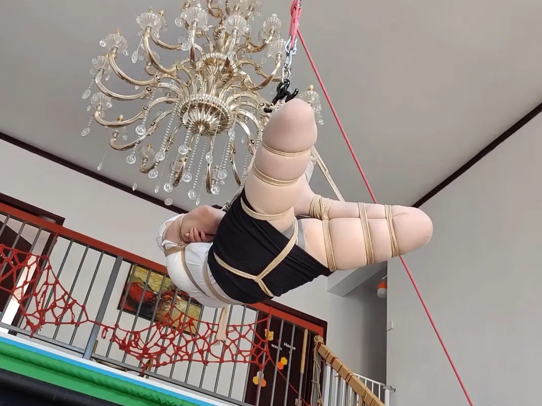 白领洛洛高空驷马悬吊-6