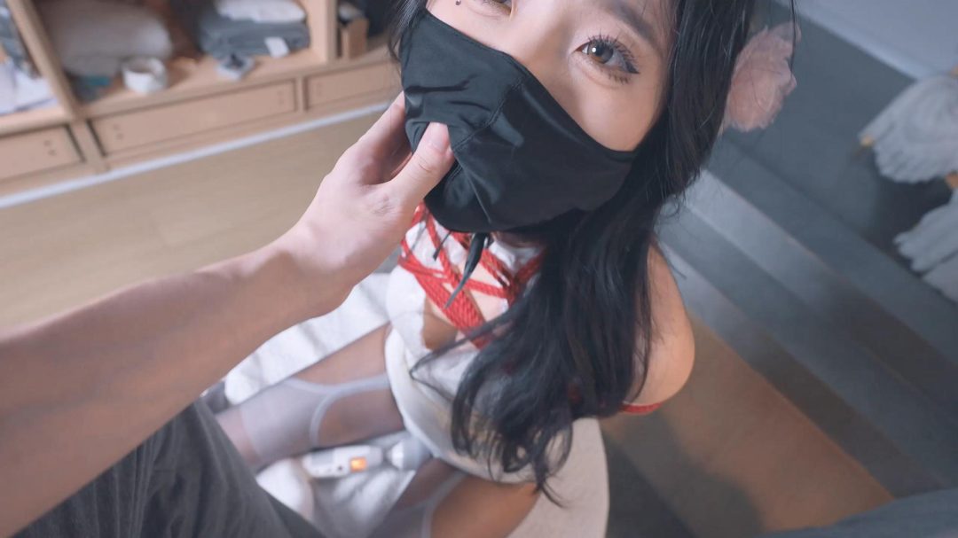 《被驯服的美艳少妇》下 淫荡少妇M腿，深喉调教，桌子开腿，腿一张一合迎合调教，最后放在卧室门后拴上狗链-16
