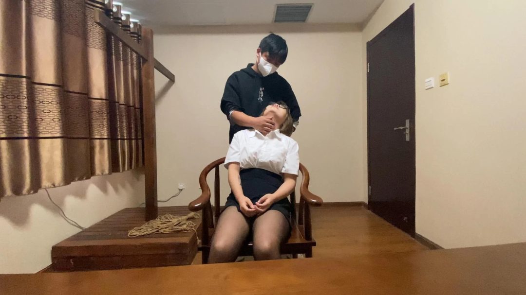 女秘书雯雯来找老板谈合作，被老板下药迷晕玩弄，羞辱，滴蜡，耳光，让她承认自己是公交车-3