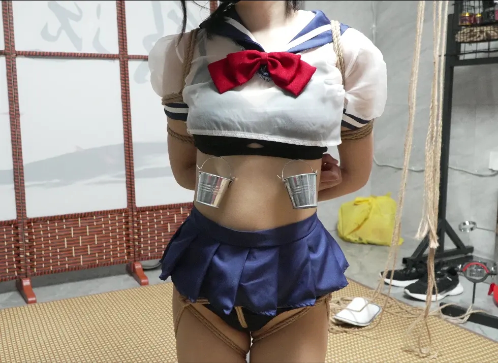 学生装白袜跪地吊脚水桶乳夹调教！水桶乳夹放置+股绳+吊脚膝盖着地+五花+打屁股SP/耳光+踩踏羞辱+挠脚心TK-6