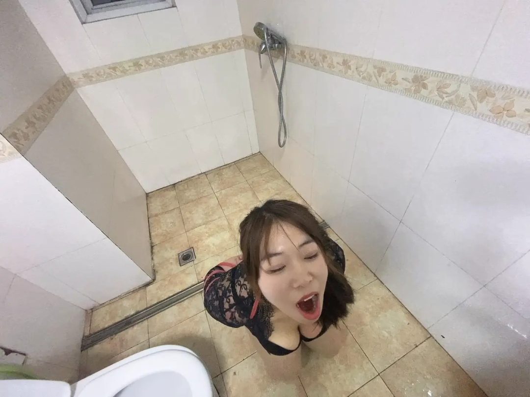 骚货张涵在厕所被绑起来驷马，舔马桶，把头踩到马桶里面，喝圣水全部吞下，舔手指，重度耳光，打胸，拿淋浴浇水浑身湿透，脸上放毛巾浇水反复多次-5