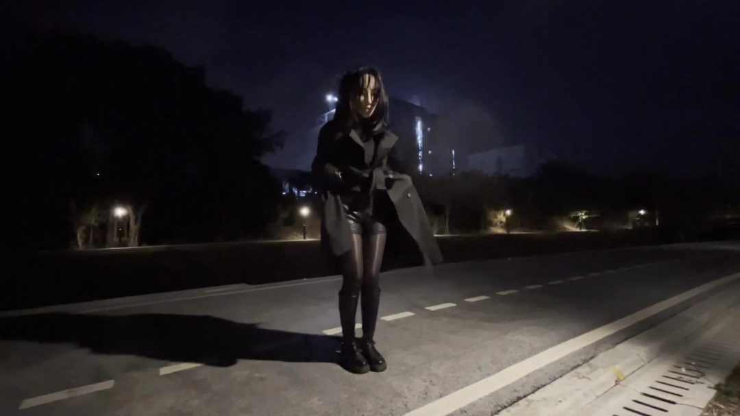 室外与室内-穿高领毛衣的面具女-出差前和出差中的探望-2