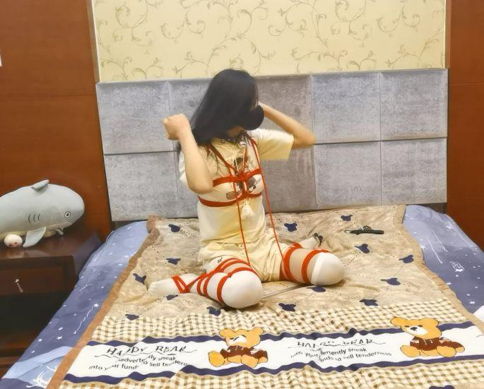 强制分腿下趴后手自缚-1